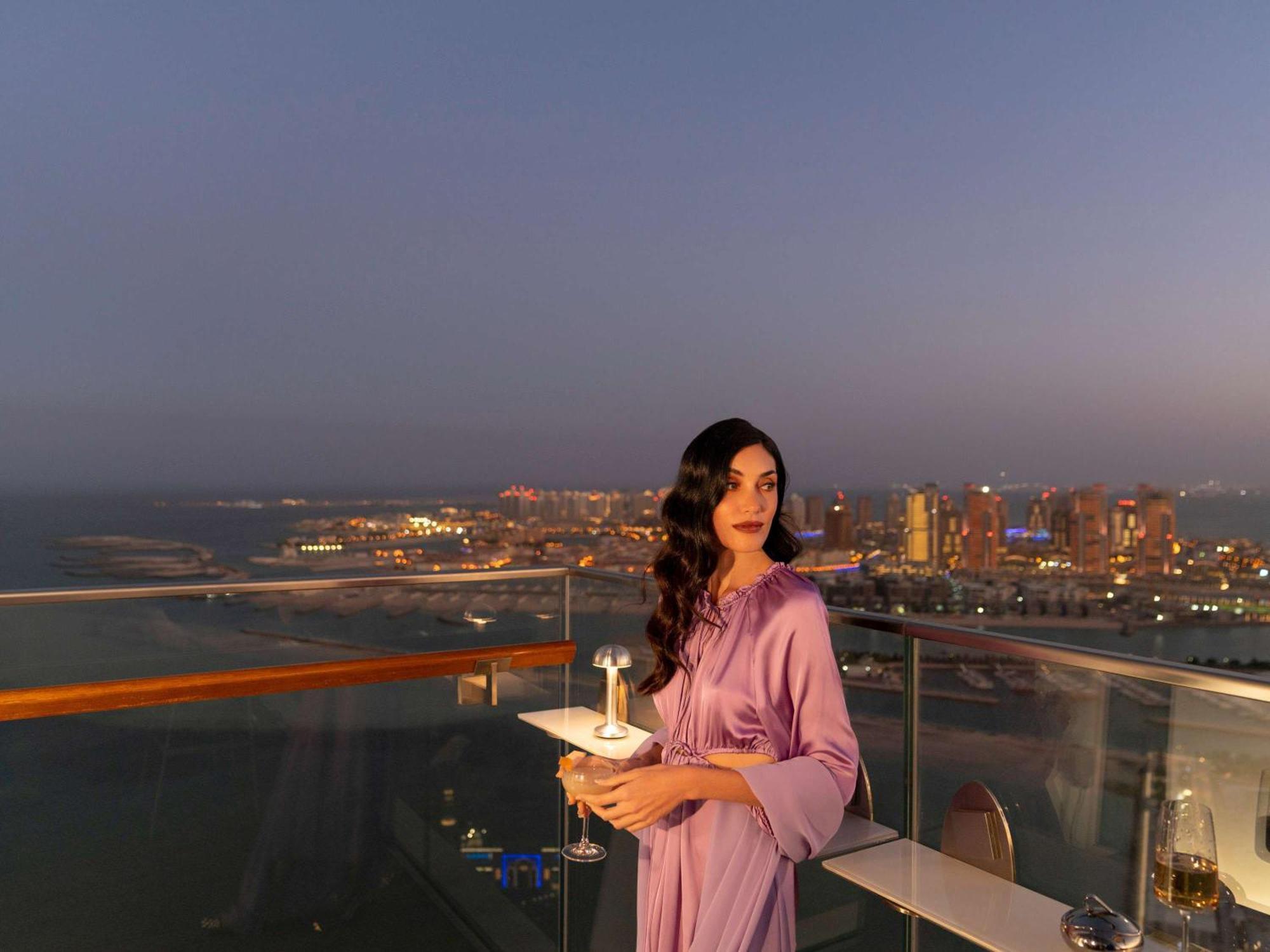 Fairmont Doha Hotell Lusail Exteriör bild A woman in Dubai