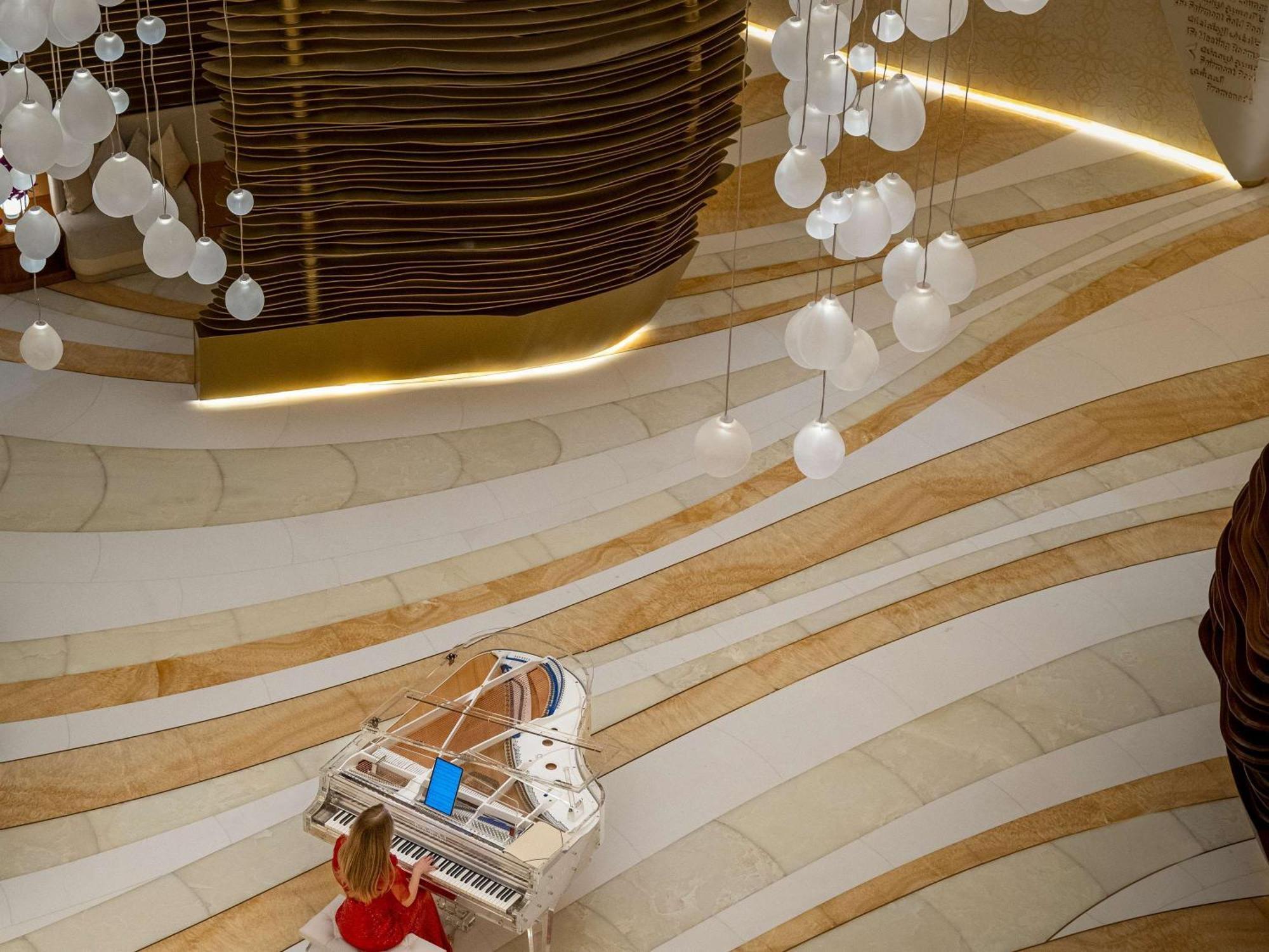 Fairmont Doha Hotell Lusail Exteriör bild The piano in the lobby