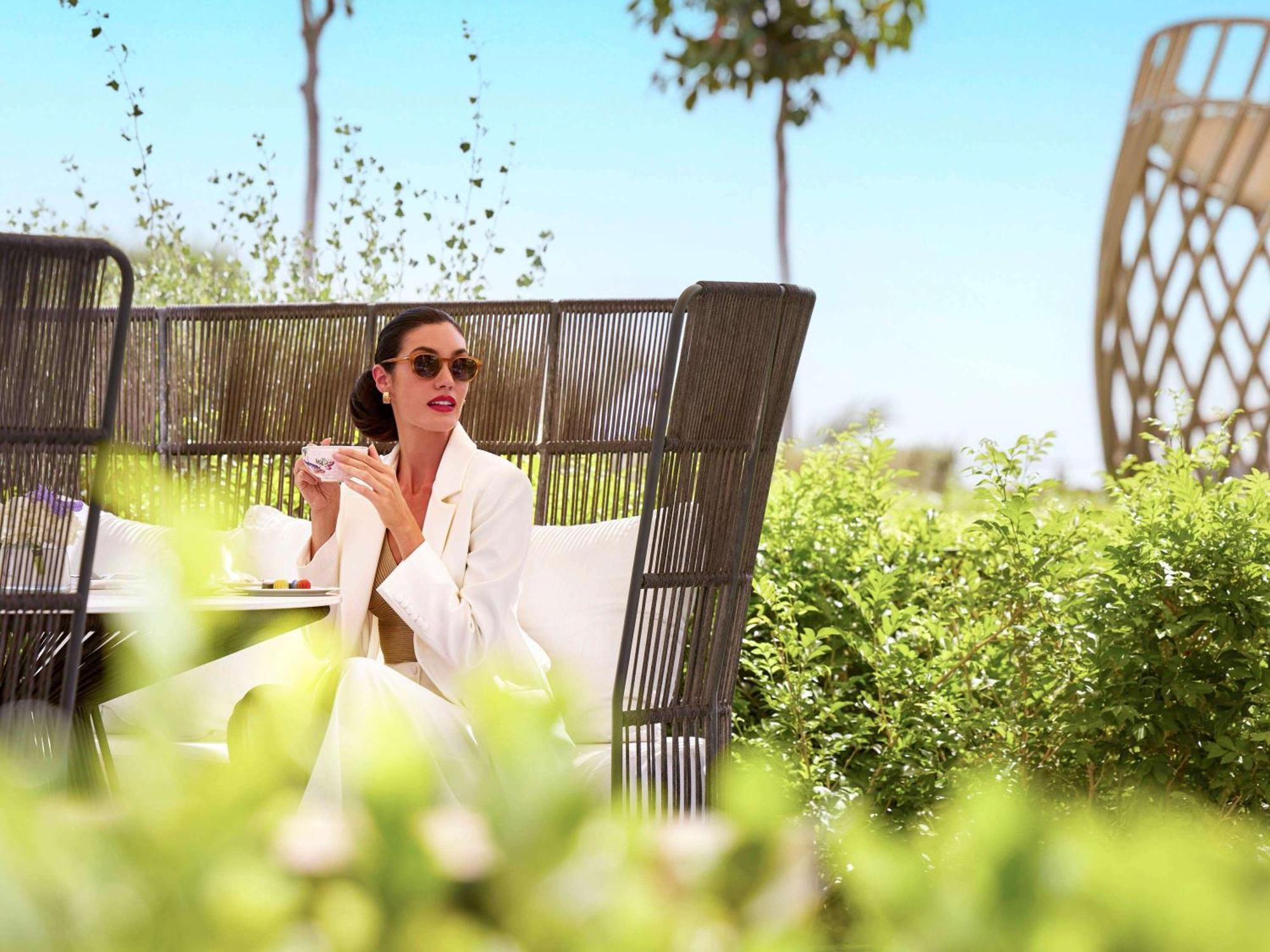 Fairmont Doha Hotell Lusail Exteriör bild The resort's gardens
