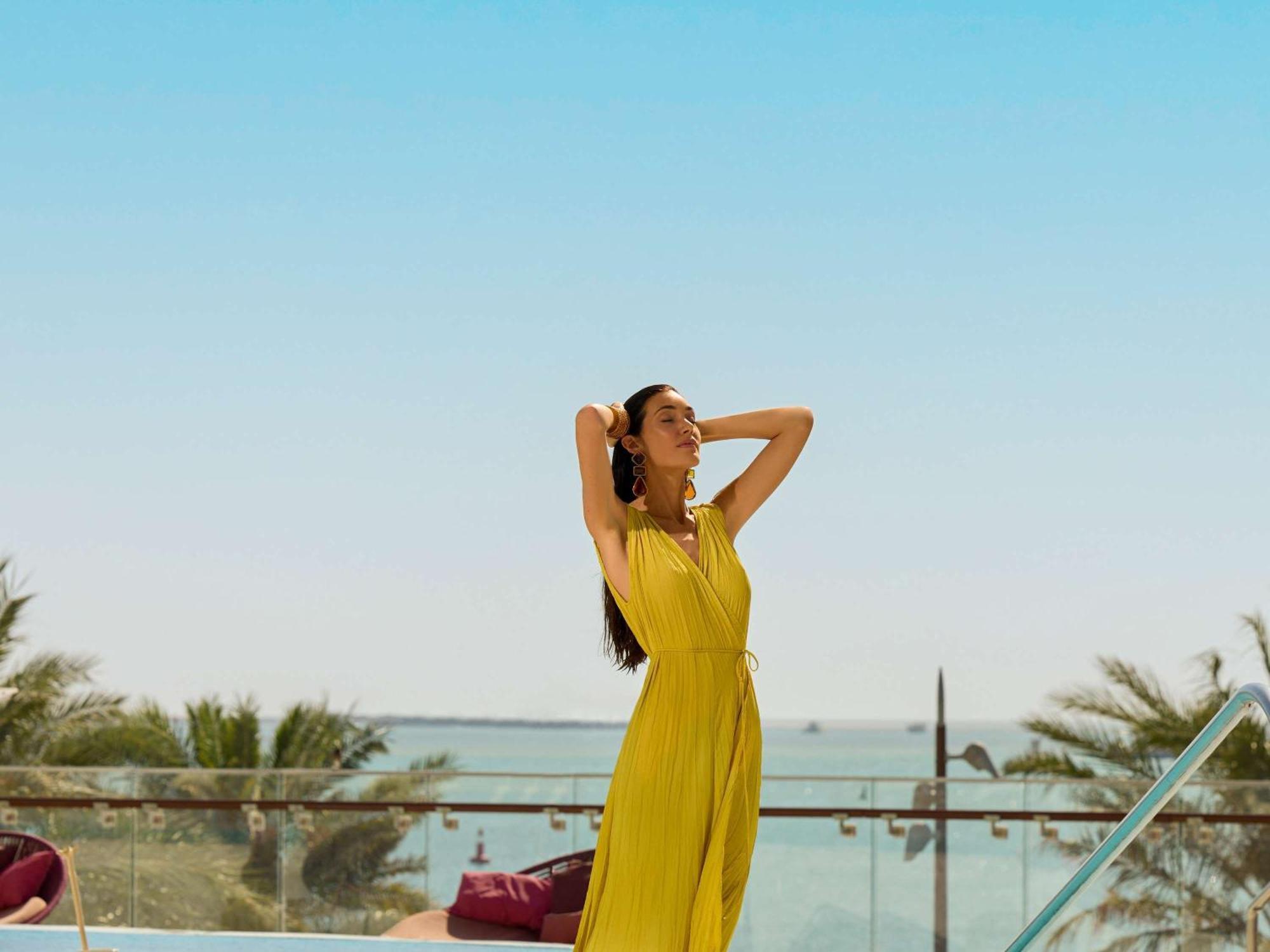 Fairmont Doha Hotell Lusail Exteriör bild A woman in a yellow dress