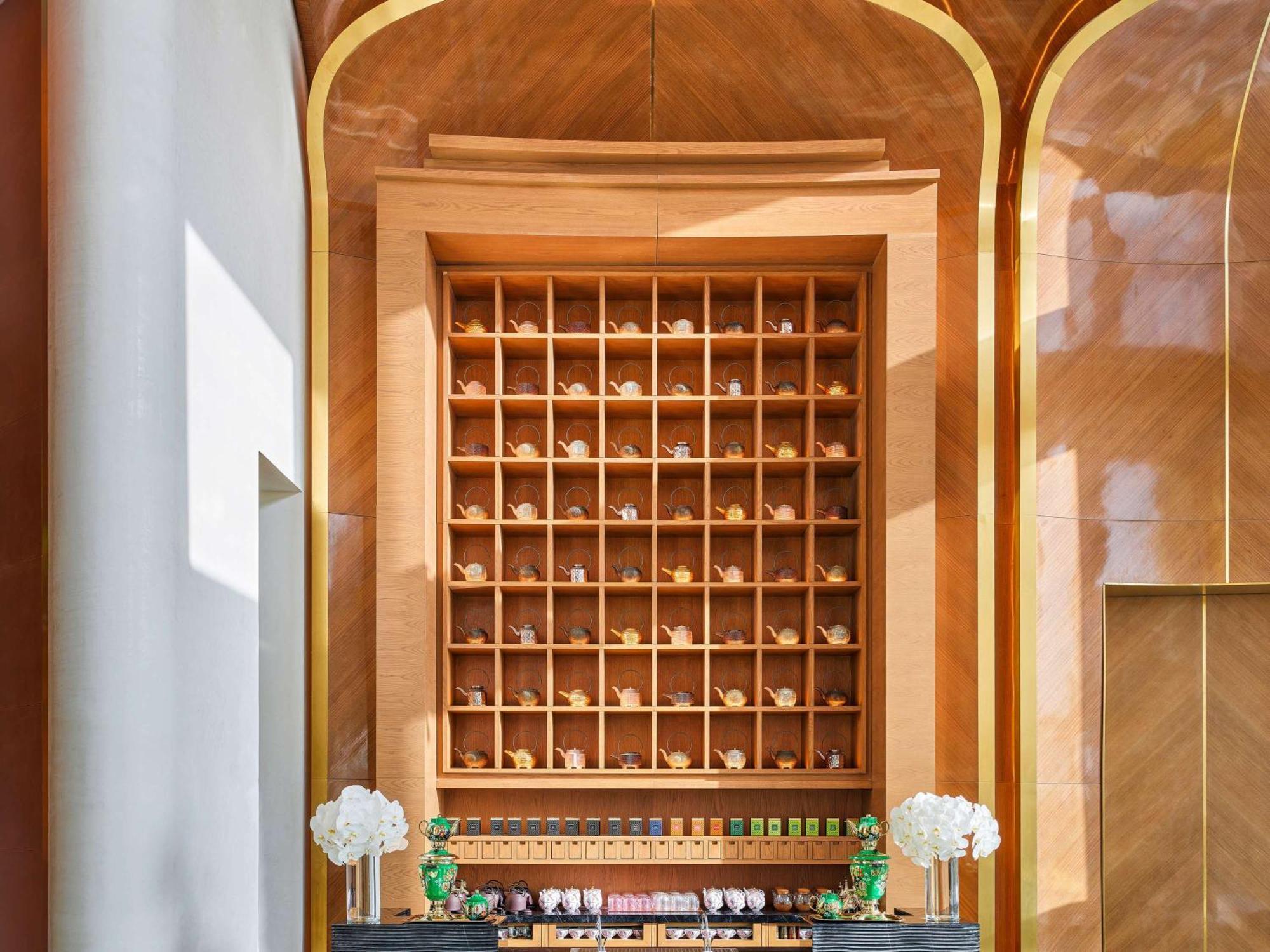 Fairmont Doha Hotell Lusail Exteriör bild A bell desk at the Mandarin Oriental, Hong Kong