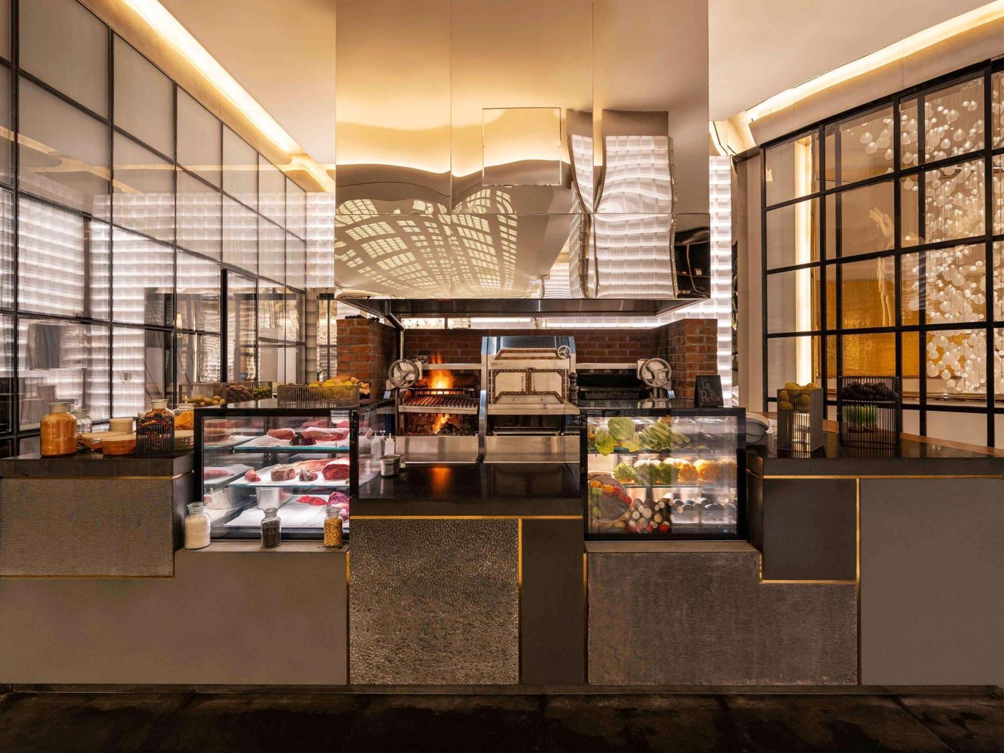 Fairmont Doha Hotell Lusail Exteriör bild The kitchen at the restaurant