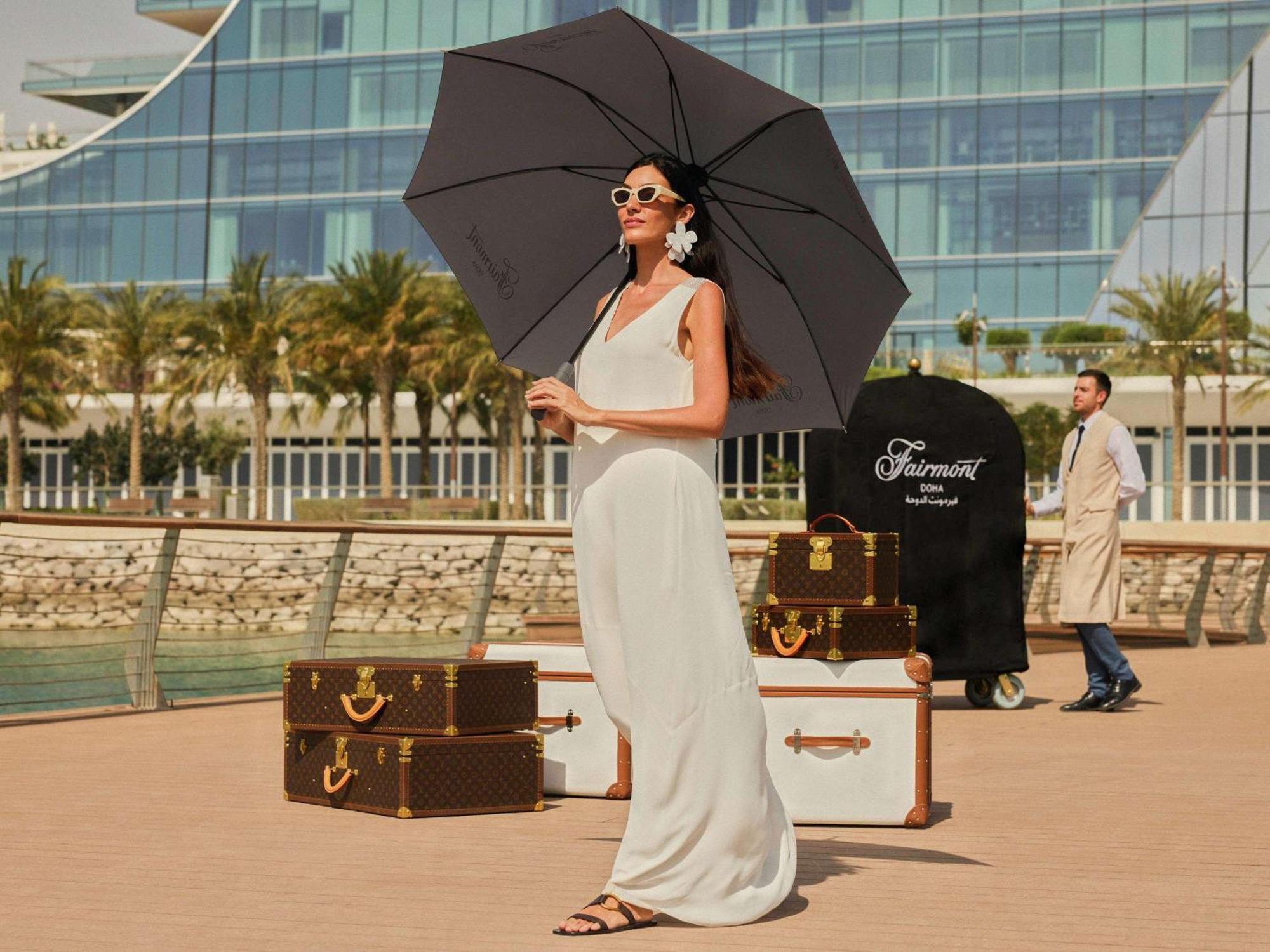 Fairmont Doha Hotell Lusail Exteriör bild A woman with a large umbrella