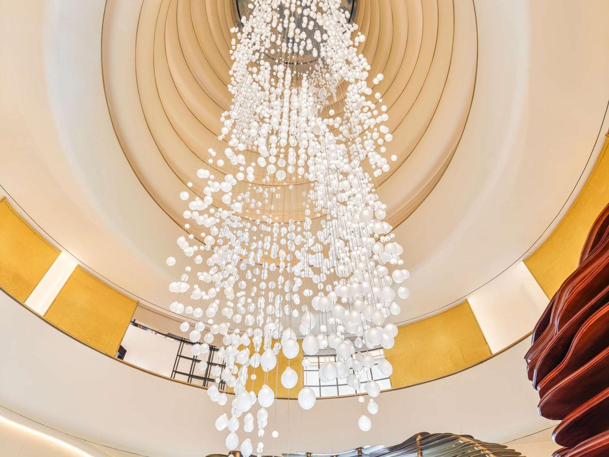 Fairmont Doha Hotell Lusail Exteriör bild The chandelier at the lobby