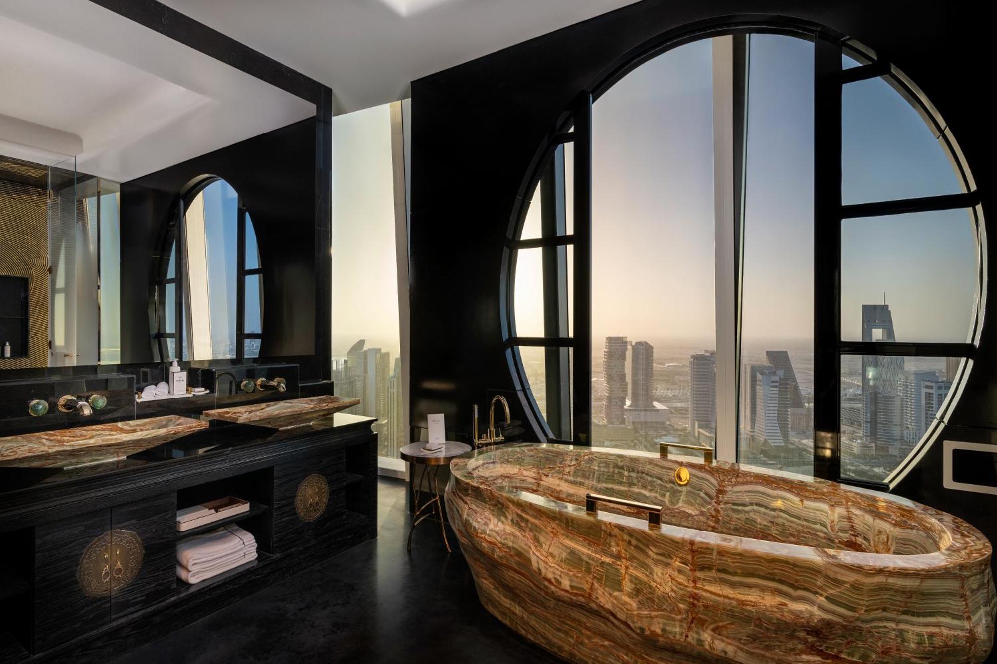 Fairmont Doha Hotell Lusail Rum bild The bathroom of a suite